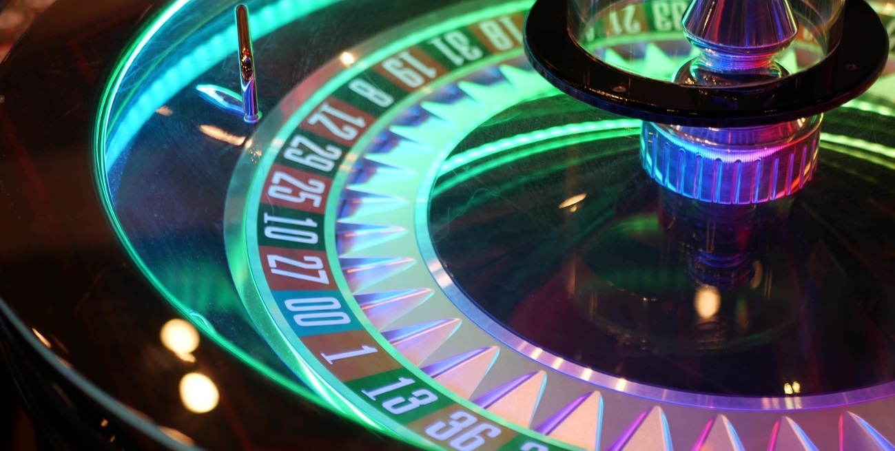 French Style Roulette Table for Money Playing in Casino